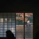 庭に休憩中のお客さん