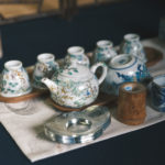 急須と茶碗に山水を望む