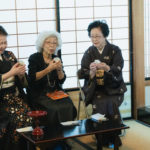 茶器を楽しんでいる先生たち